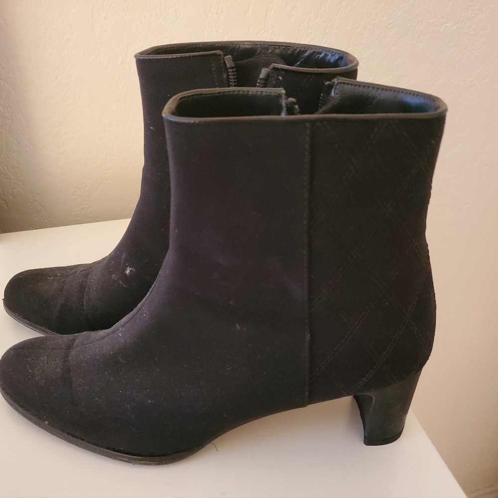 Sleek Black Suede and quilted leather boots with Chunky Heel and Side Zipper